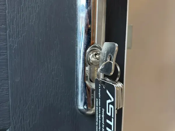 Euro cylinder with keys and key tag in a chrome handle plate