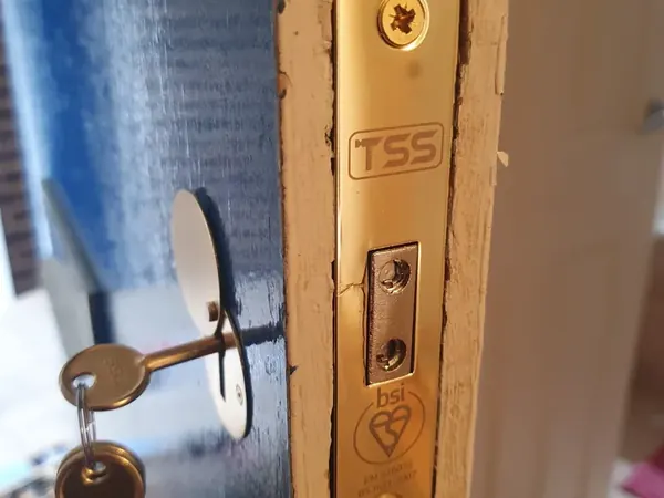 BS3621 kitemarked mortice deadlock forend with keys in a timber door