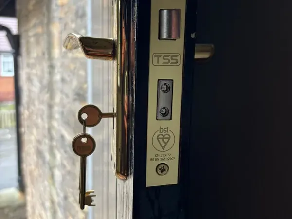 BS3621 mortice sashlock with keys on a black timber door