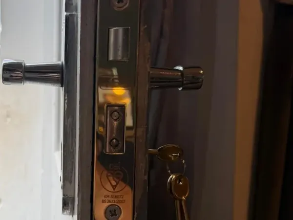 BS3621 mortice sashlock with keys fitted to a timber door